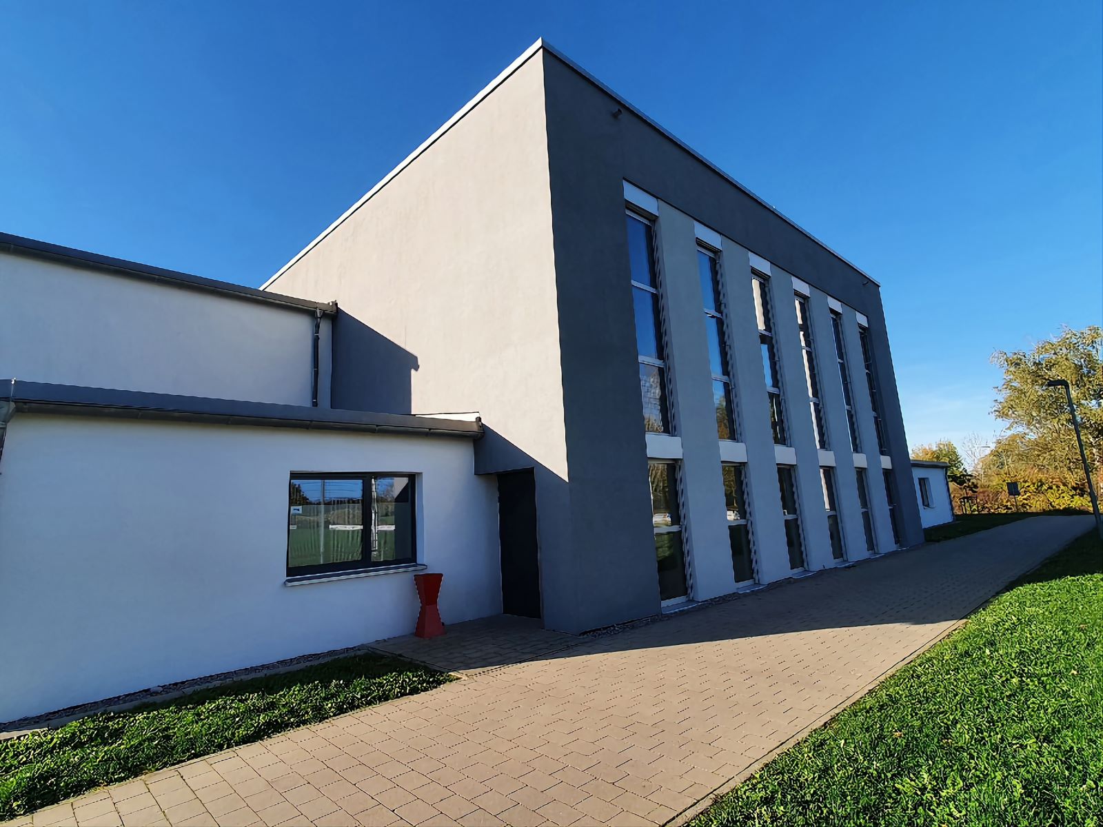 Seitenansicht Turnhalle/Stadthalle
